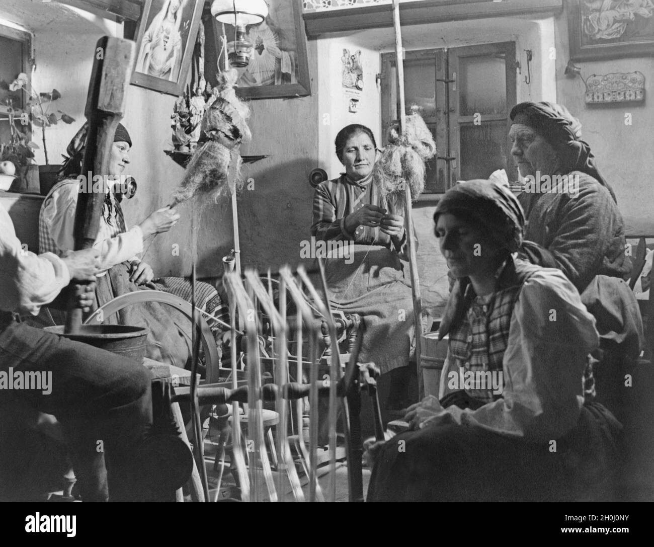 Heimarbeiter spinnen in der bayerischen Ostmark. [Automatisierte Übersetzung] Stockfoto