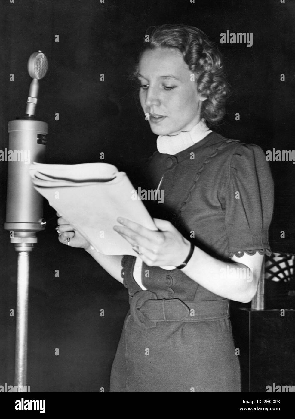 Die Schauspielerin Ilse Abel im Hörspiel ''kleiner Aufenthalt'' für den deutschen Rundfunk. [Automatisierte Übersetzung]' Stockfoto