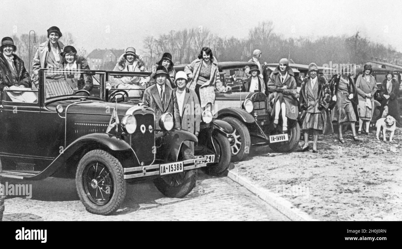 Der erste deutsche Ladies Automobile Club posiert für ein Gruppenfoto zur Saisoneröffnung in Berlin. [Automatisierte Übersetzung] Stockfoto