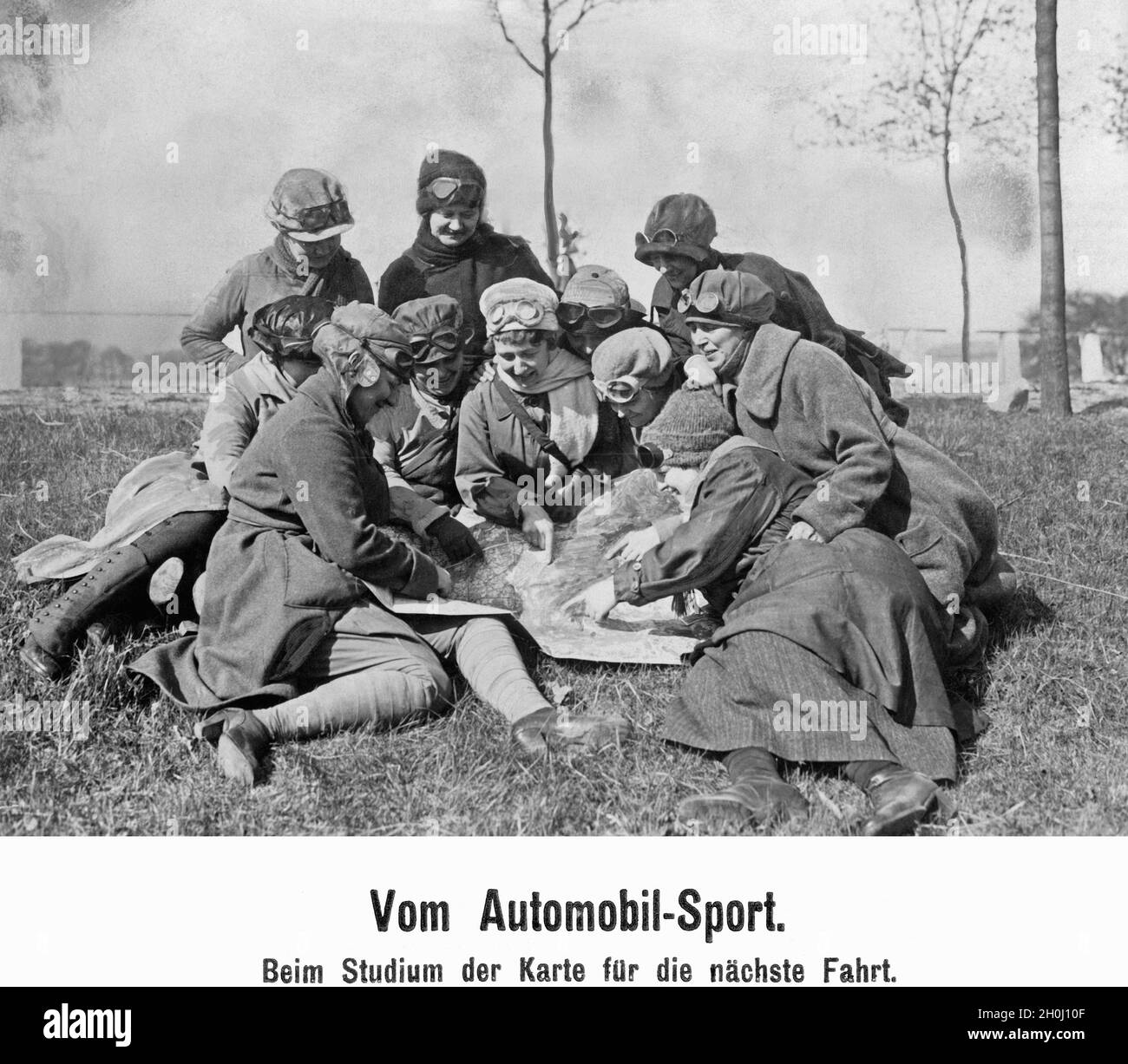 Mitglieder eines Automobilclubs studieren einen Fahrplan in der Nähe von Berlin. (Undatierte Fotografie) [automatisierte Übersetzung] Stockfoto