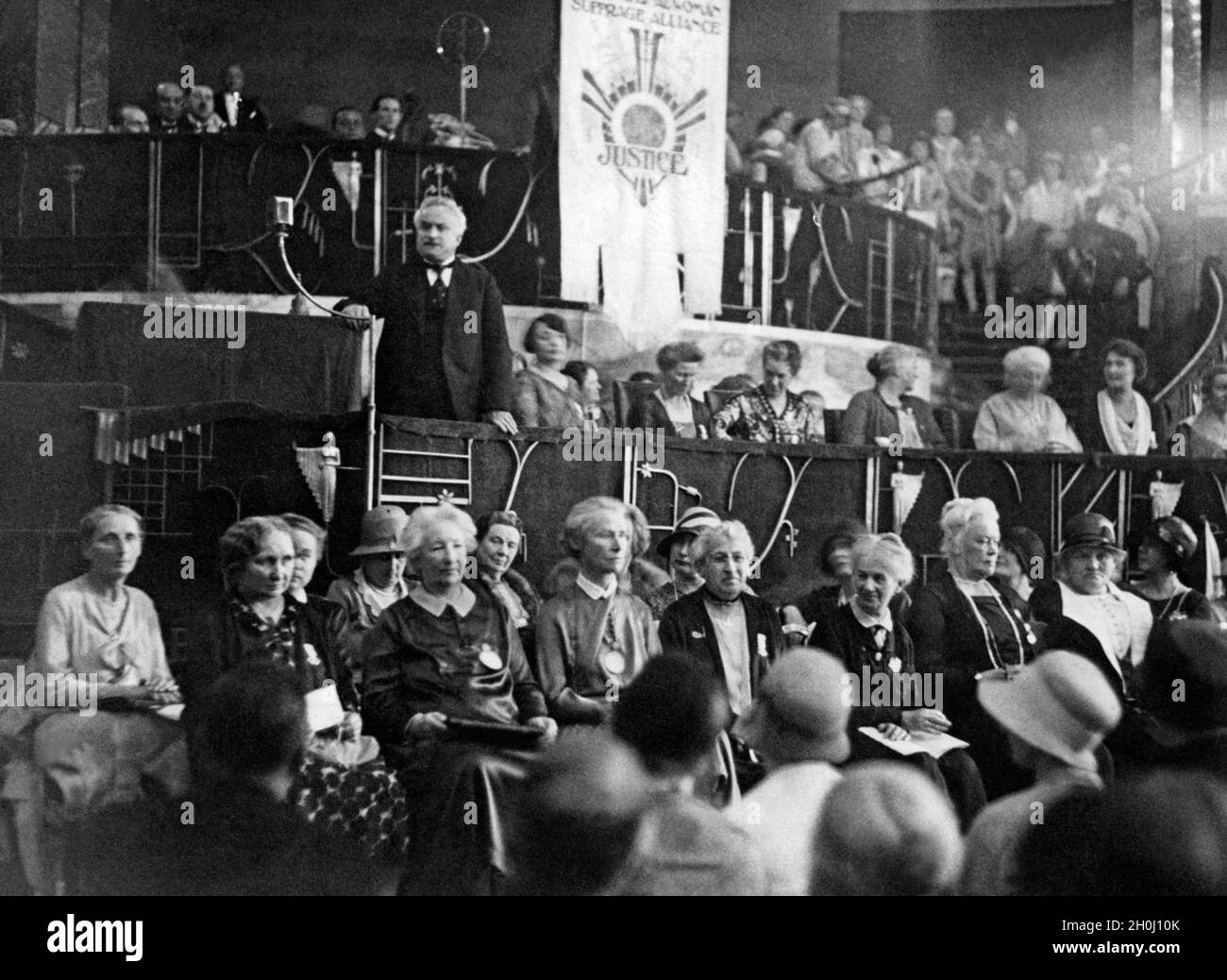 Rede von Reichsinnenminister Carl Severing auf dem Internationalen Frauenkongress 1929 im Kroll Opernhaus in Berlin. [Automatisierte Übersetzung] Stockfoto