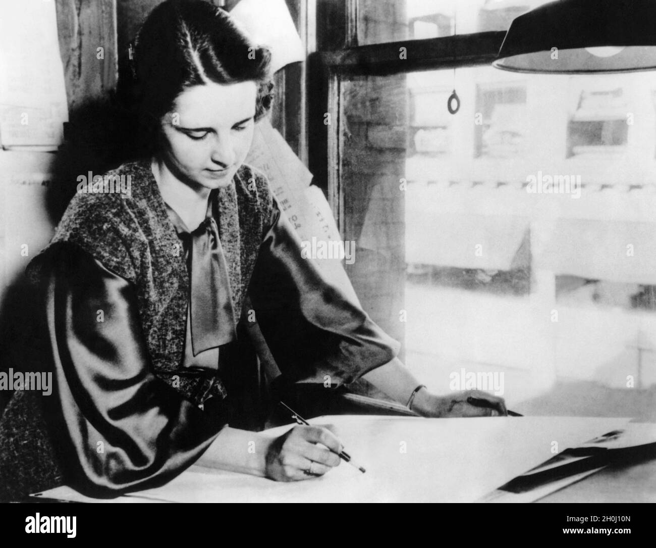 Edith Reed, 21-jährige Studentin an der University of Minnesota, entwarf den Entwurf für die neue Brücke über den Missouri River in Omaha, Nebraska. (Undated photo) [automatisierte Übersetzung] Stockfoto