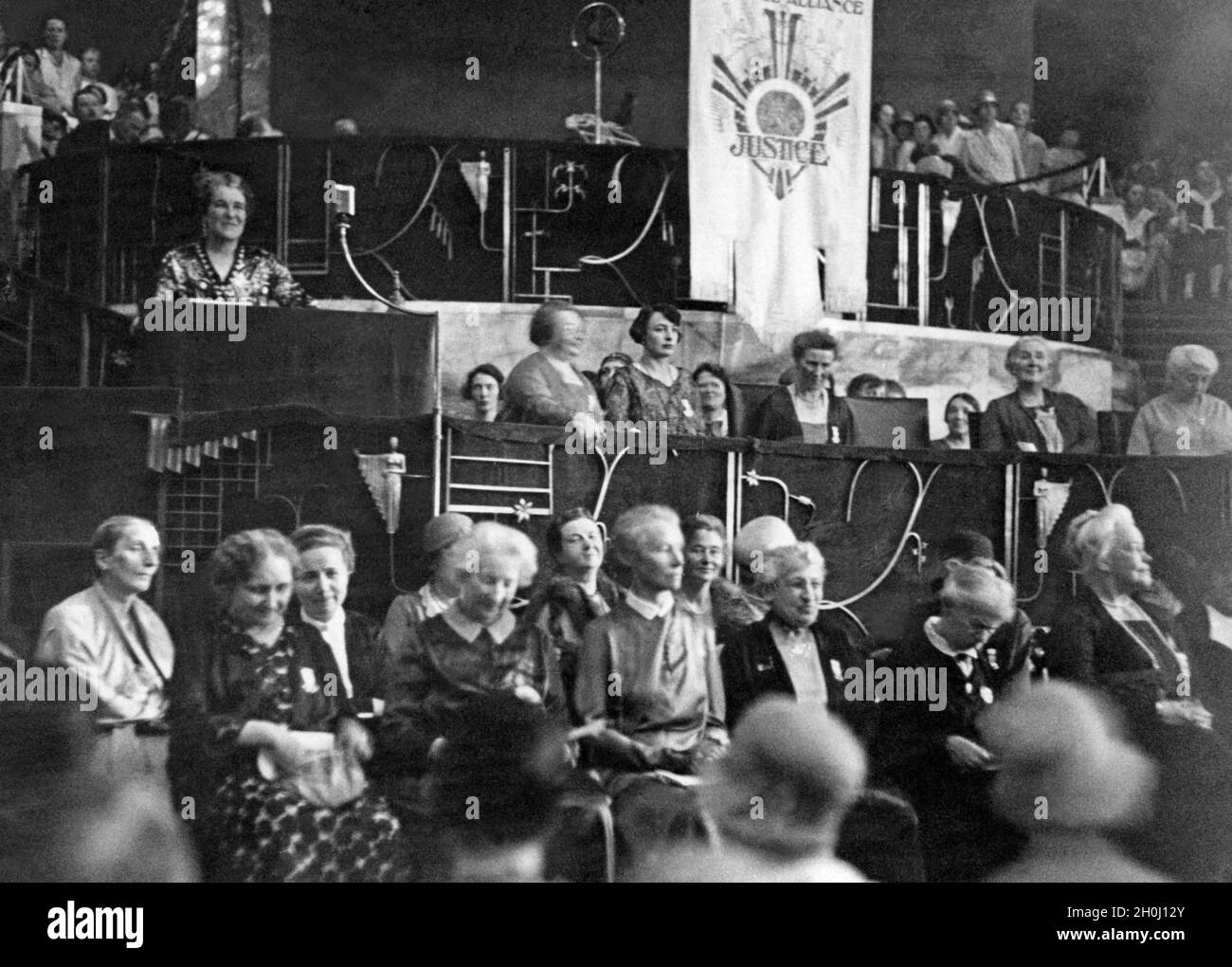 Eröffnungsrede der britischen Politikerin Margery Corbett Ashby (am Rednerpult links) vor dem Internationalen Frauenkongress in der Krolloper in Berlin. [Automatisierte Übersetzung] Stockfoto