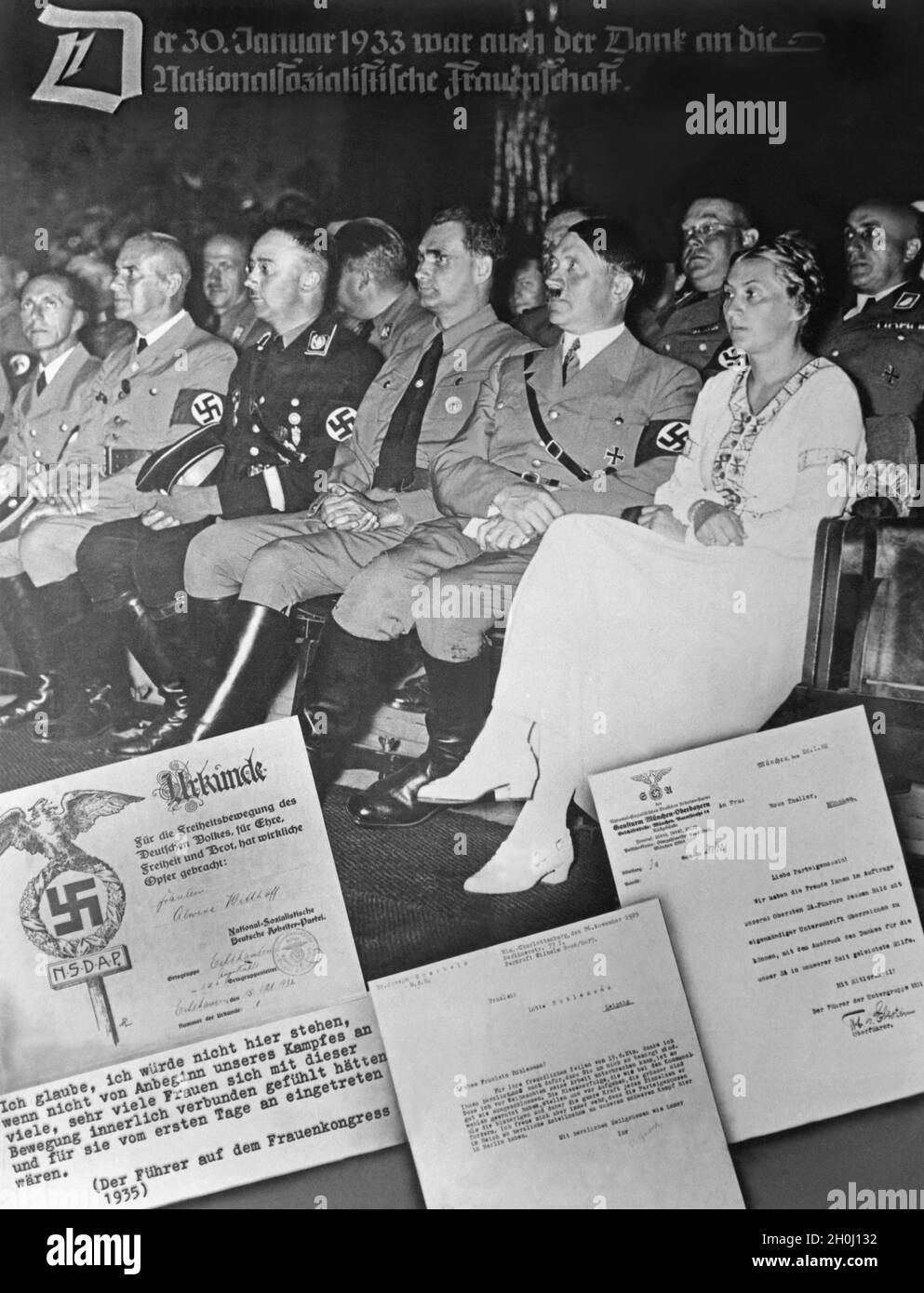 Adolf Hitler auf dem Frauenkongress des Reichsparteitags 1934, neben ihm die Reichsfrauenführerin Gertrud Scholtz-Klink. Ausstellungsplakat mit dem Titel ''30. Januar 1933 war auch der Dank an den nationalsozialistischen Frauenverein'' bei der Ausstellung ''Einsatz der Frau in der Nation'' im Nürnberger Gewerbemuseum anlässlich des Reichsparteitags 1937. [Automatisierte Übersetzung]' Stockfoto