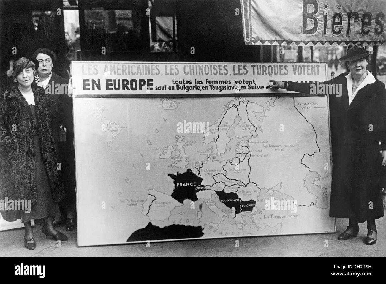 „Französische Frauen demonstrieren in Paris mit einer Karte für das Frauenwahlrecht in Frankreich:“ Amerikaner, Chinesen und Türken stimmen. In Europa wählen alle Frauen, außer aus Bulgarien, Jugoslawien, der Schweiz und Frankreich.“ [Automatisierte Übersetzung]' Stockfoto