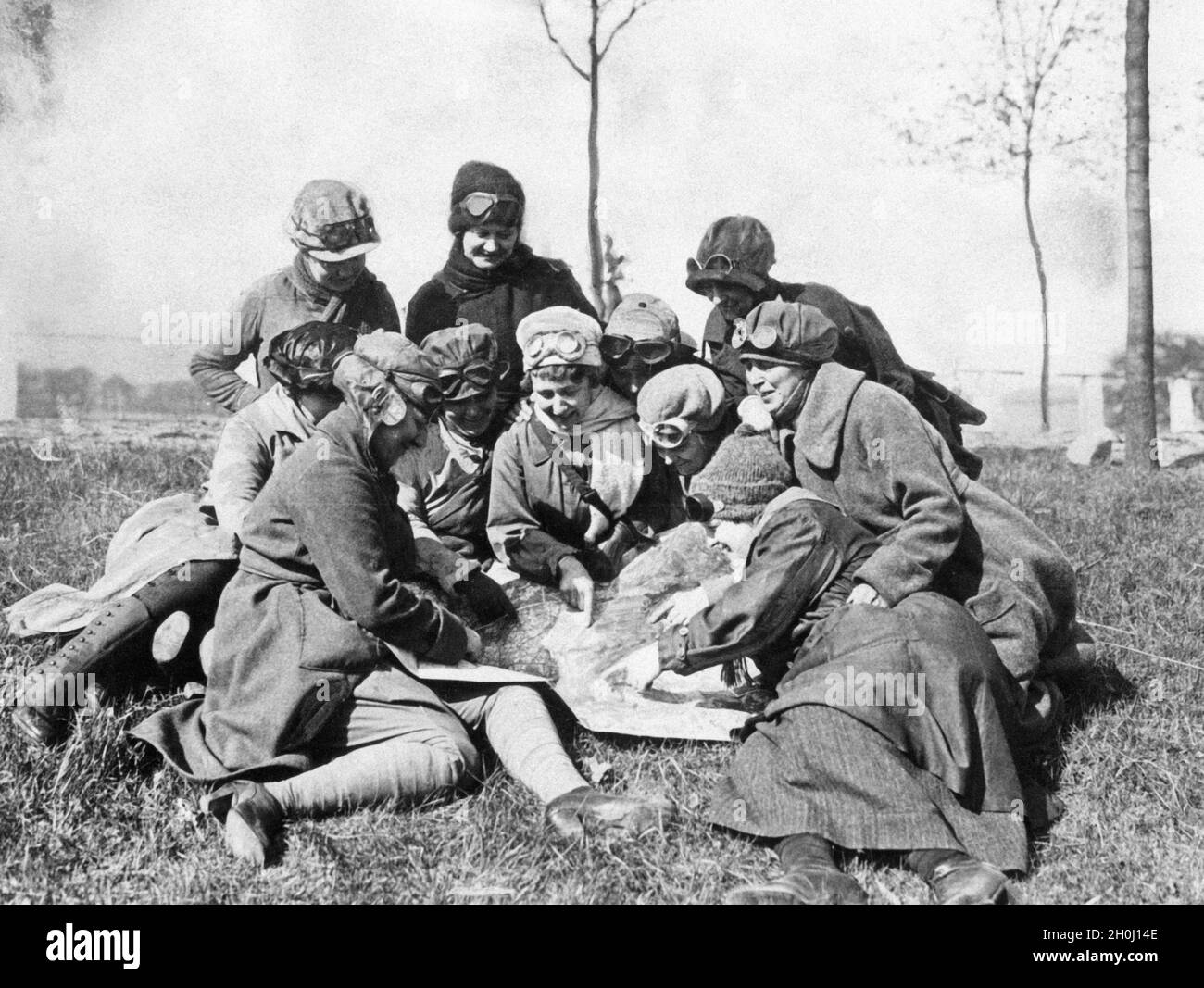 Mitglieder eines Automobilclubs studieren einen Fahrplan in der Nähe von Berlin. (Undatierte Fotografie) [automatisierte Übersetzung] Stockfoto