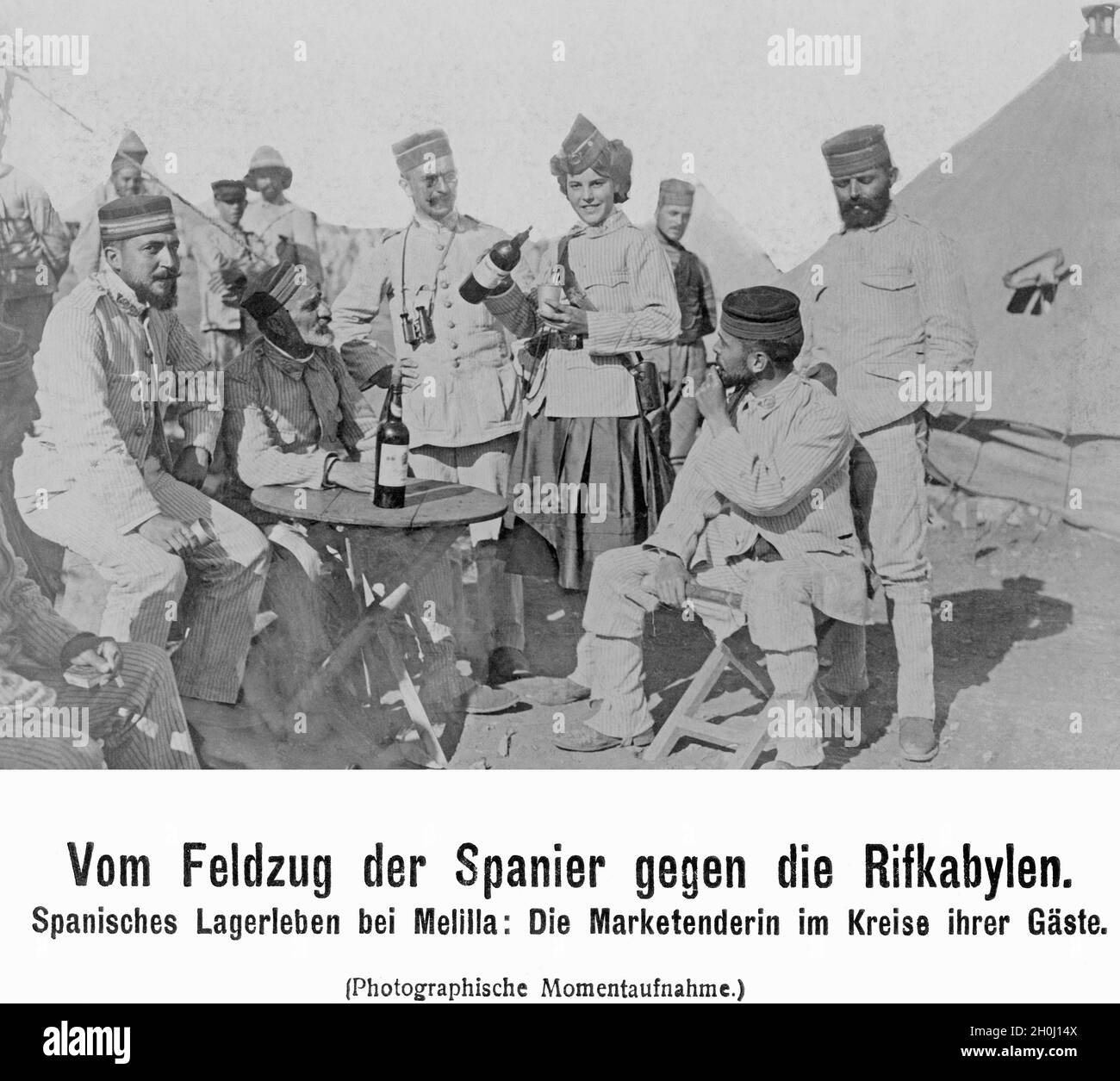 Ein Sutler serviert ihren Gästen in einem spanischen Militärlager in Melilla Alkohol. [Automatisierte Übersetzung] Stockfoto