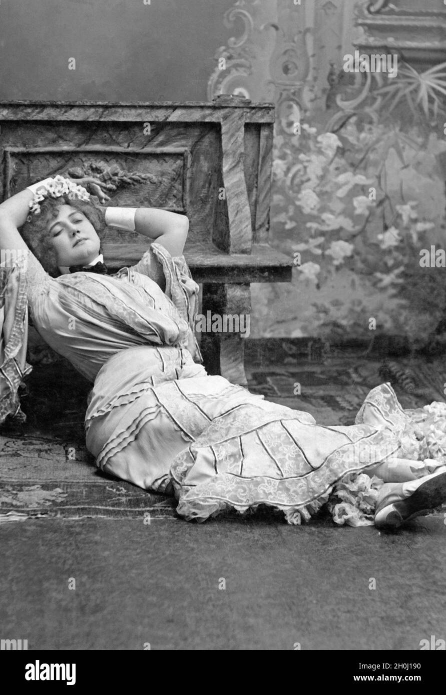 Foto einer liegenden Frau in Budapest. [Automatisierte Übersetzung] Stockfoto