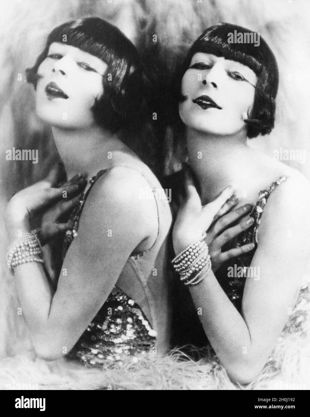 Nachahmung der Dolly Sisters, amerikanischer Revue-Mädchen, durch die Rowy-Zwillinge. Die beiden Norweger traten 1928 auch in Paris als weibliche Imitatoren der Dolly Sisters auf. [Automatisierte Übersetzung] Stockfoto