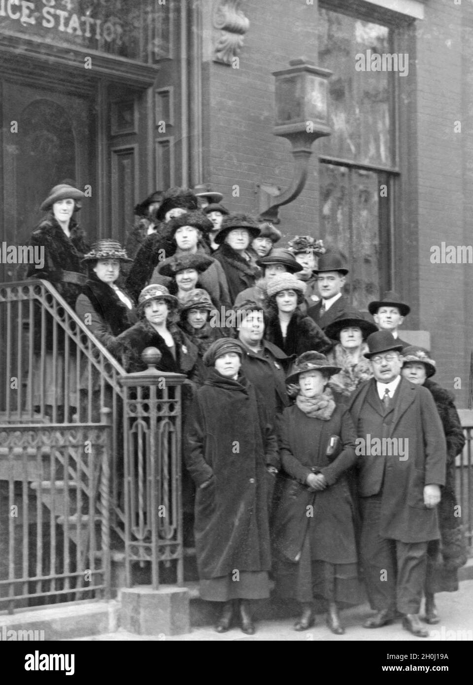 'Gruppenfoto der ''Women's Police'', die 1924 in New York City gegründet wurde: Diese besondere Schutztruppe soll die Passantinnen vor Angriffen auf die Straßen von New York schützen. [Automatisierte Übersetzung]' Stockfoto