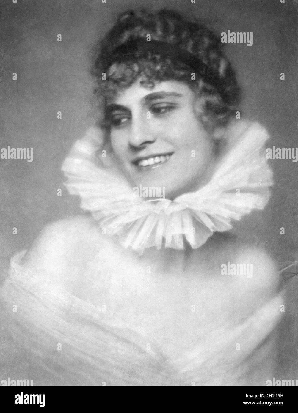 Porträt einer jungen Frau aus dem Jahr 1916. [Automatisierte Übersetzung] Stockfoto