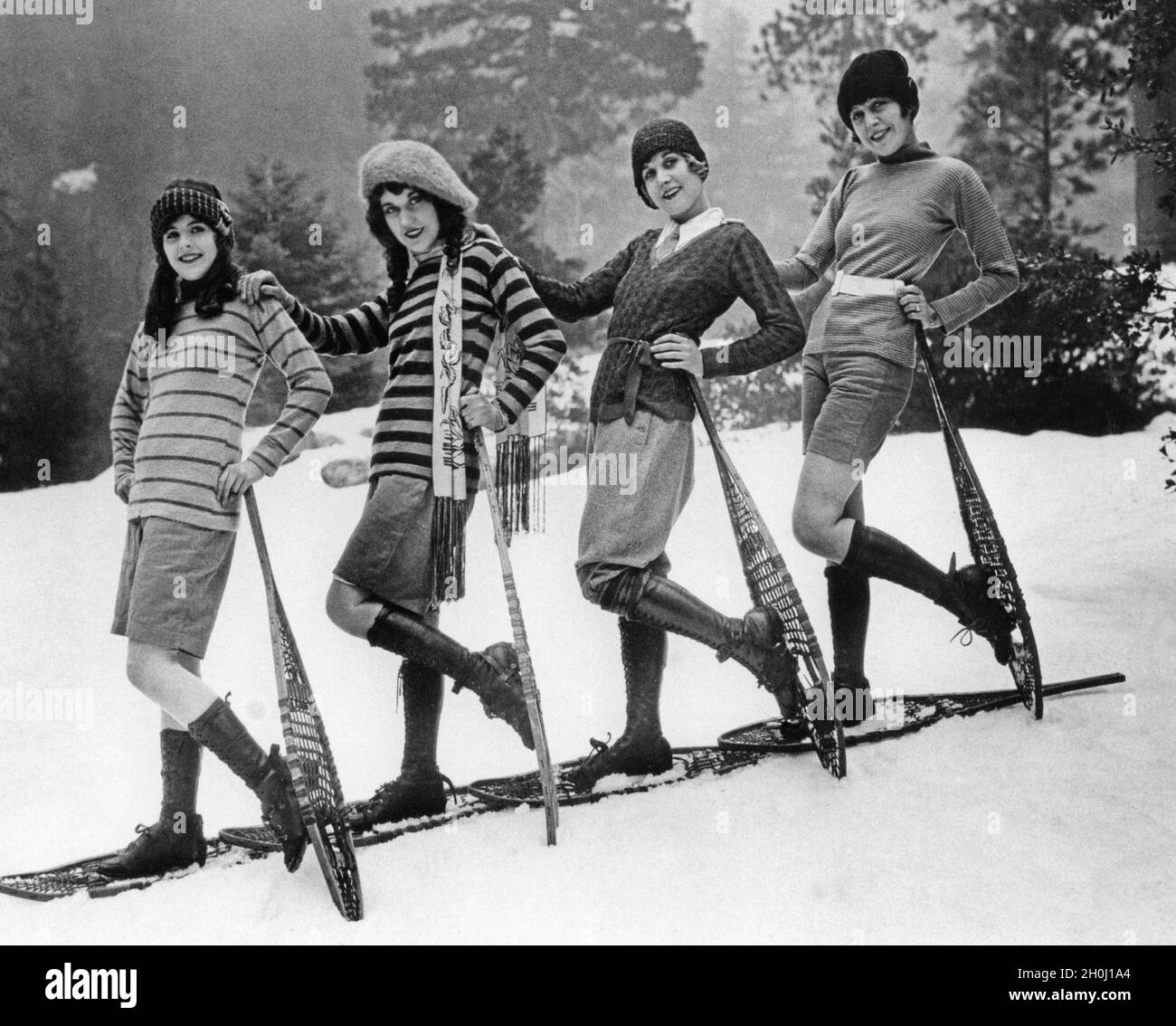 Vier Modelle präsentieren 1926 die Wintersportbekleidung für Frauen.  [Automatisierte Übersetzung] Stockfotografie - Alamy