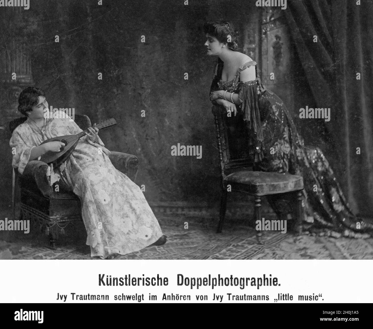 'Künstlerische Doppelfotografie von 1921: Jvy Trautmann schwelgt im Hören von Jvy Trautmanns ''Little music''. [Automatisierte Übersetzung]' Stockfoto