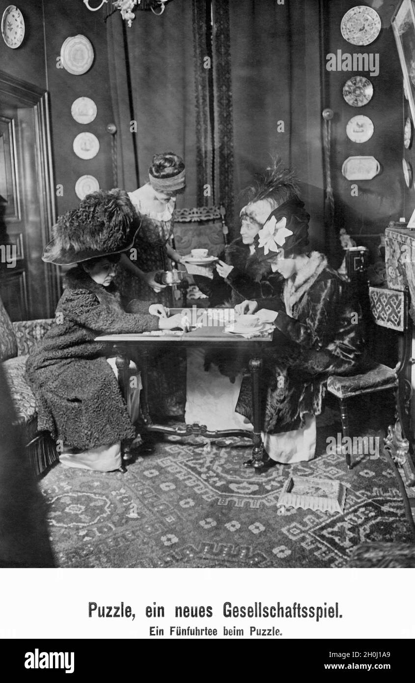 Eine Damenparty puzzles bei einem fünf-Uhr-Tee. [Automatisierte Übersetzung] Stockfoto
