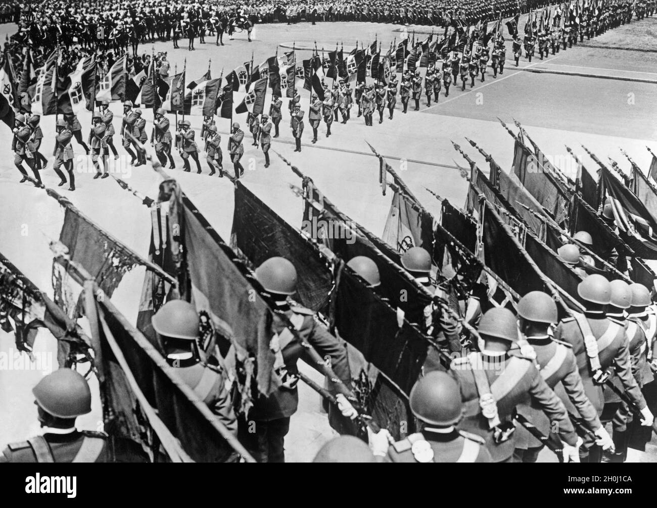 „am 23. Mai 1935 fand im Vittoriano auf der Piazza Venezia in Rom die Gedenkfeier zum 20. Jahrestag des Eintritts Italiens in den Ersten Weltkrieg statt. In einer großen Militärzeremonie wurden die Flaggen aller italienischen Regimenter zum ''Altar des Vaterlandes'' getragen. Anwesend waren der König von Italien, der Kronprinz und Mussolini. [Automatisierte Übersetzung]' Stockfoto