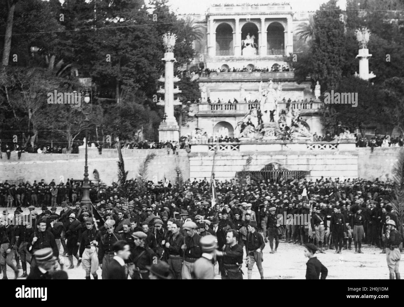 Die 'Faschisten' ''Marsch auf Rom'' wurde am 31. Oktober 1922 von einer Parade und einer Siegesfeier in der Stadt gekrönt. Auf dem Bild feiern die Blackshirts auf der Piazza del Popolo vor der Fontana della Dea Roma. Im Hintergrund, über dem Reiterdenkmal, befindet sich die Terrazza del Pincio. [Automatisierte Übersetzung]' Stockfoto