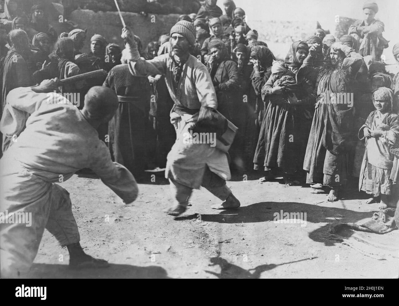 Bewohner bei der Zeremonie des Schwertanzes anlässlich des Todes des dritten und letzten Sohnes einer arabischen Familie in Ter Uskof. [Automatisierte Übersetzung] Stockfoto
