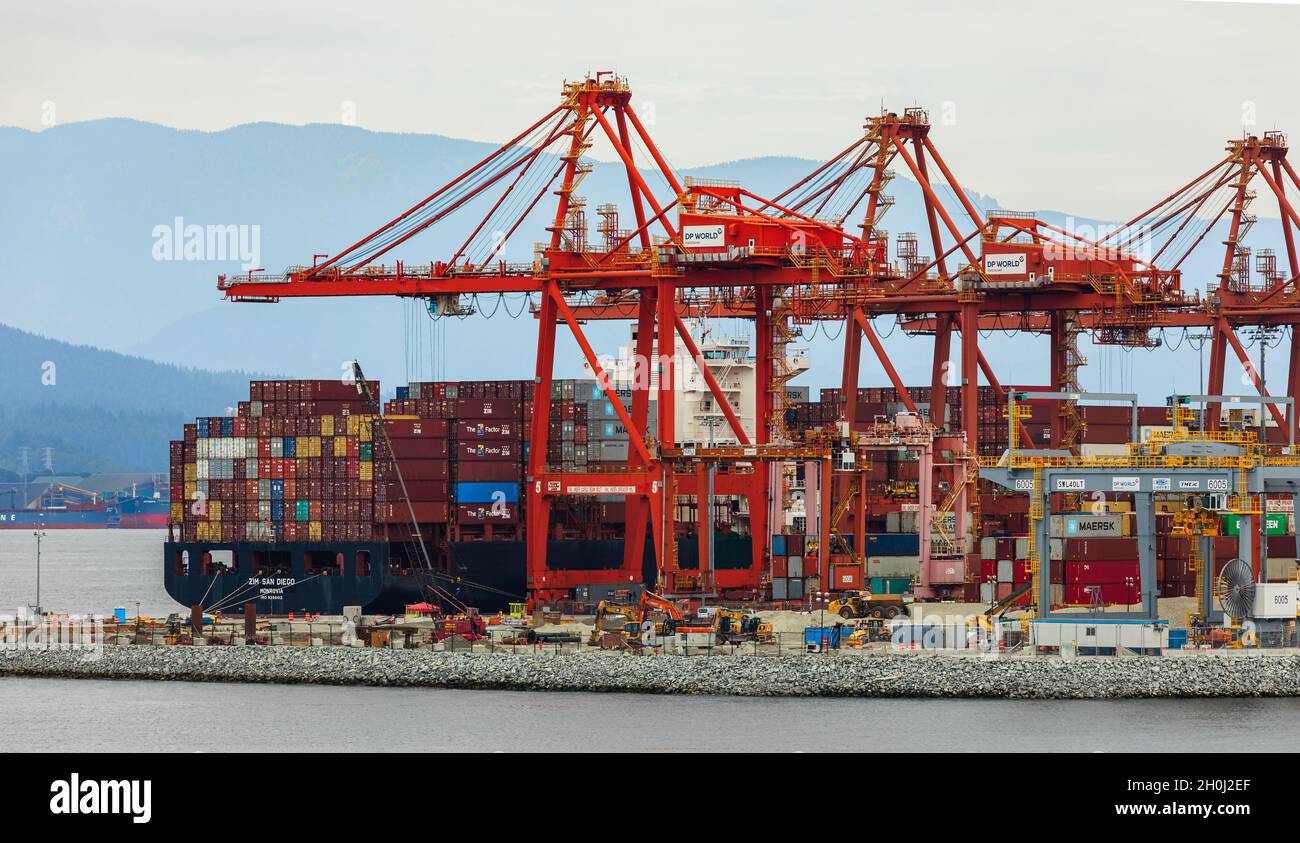 Nahaufnahme Industriehafen mit Containern, Tiefwasserhafen mit Kranen für Containerschiffe in Vancouver, BC, Kanada-August 18,2021. Blick auf die Straße, Reise p Stockfoto