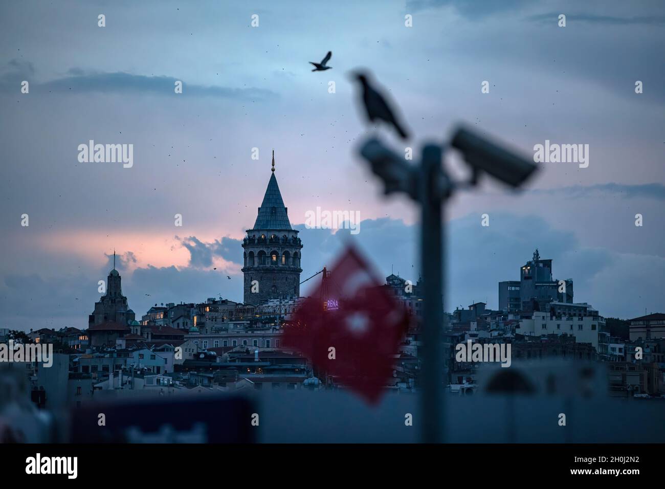 Istanbul, Türkei. Oktober 2021. Der Galata Tower bei Sonnenuntergang, bei bewölktem Wetter am Abend vor dem Regen um Eminonu bis Kadikoy. Kredit: SOPA Images Limited/Alamy Live Nachrichten Stockfoto