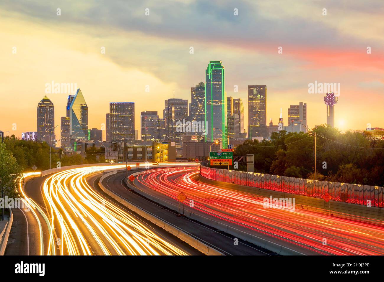 Skyline von Dallas in der Dämmerung, Texas, USA Stockfoto