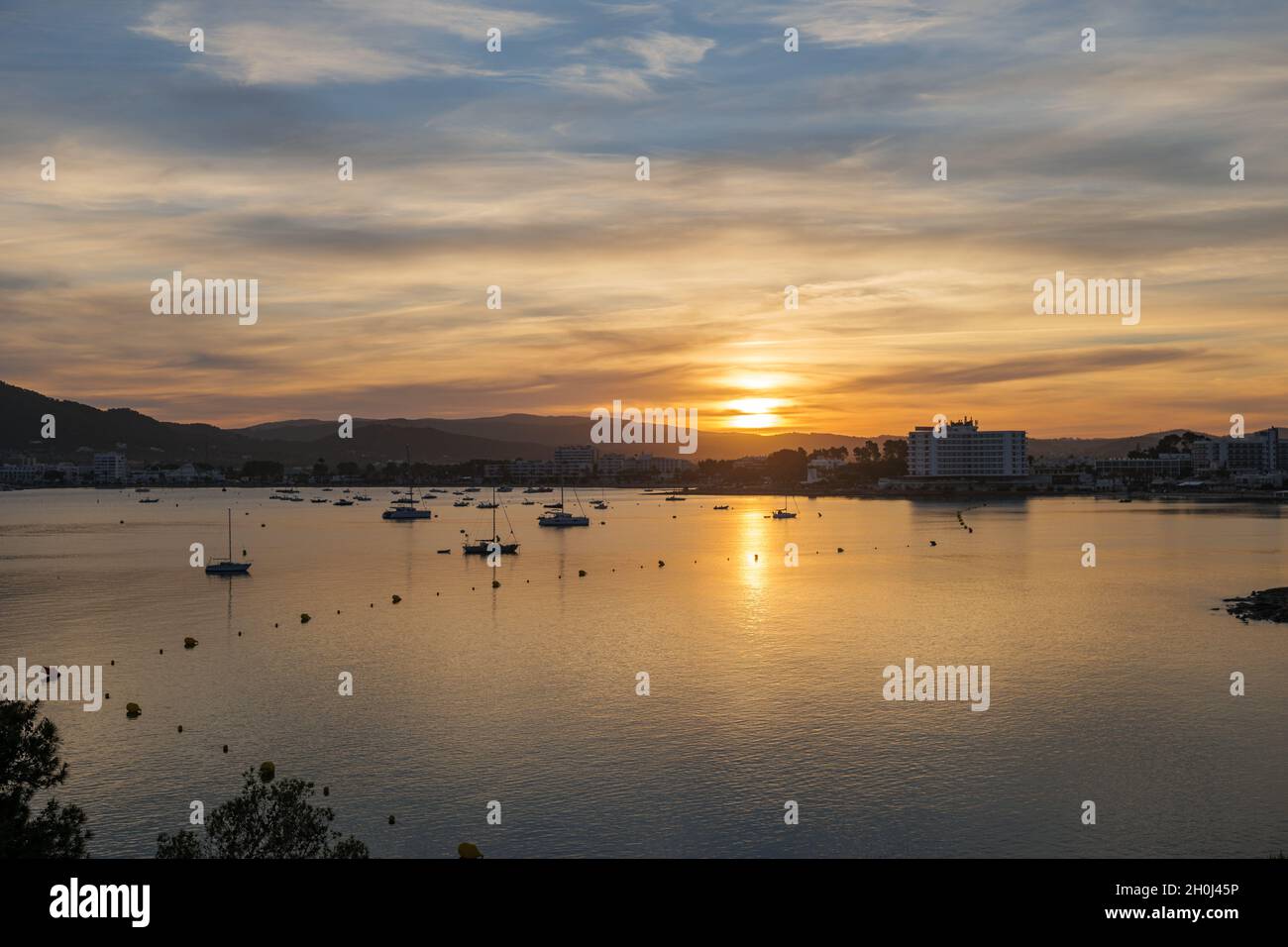 Friedlicher Hafen für Segelboote bei mildem Sonnenuntergang. Stockfoto