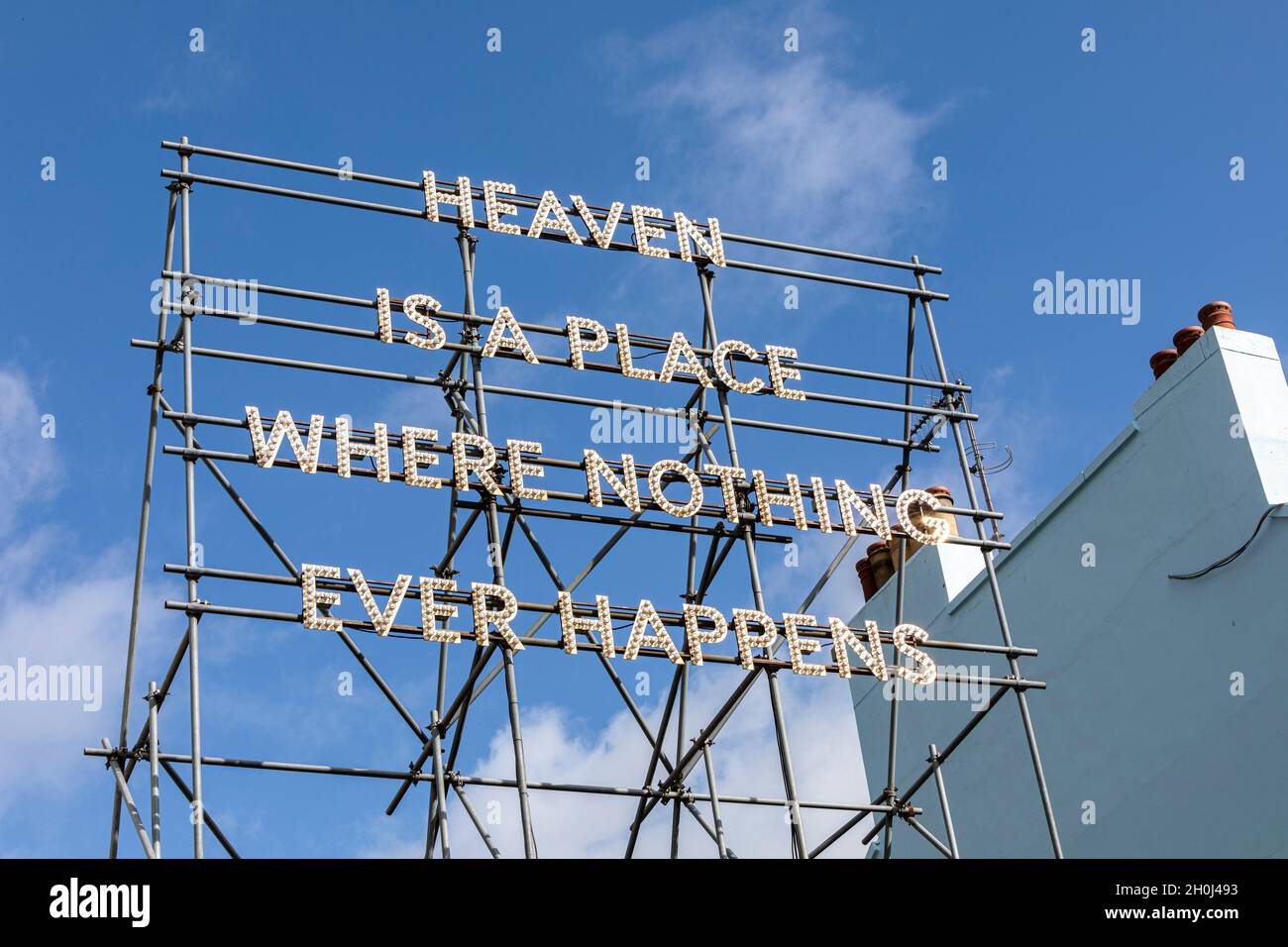 Der Himmel ist ein Ort, an dem im Rahmen der Triennale von Folkestone in der Tontine Street von Nathen Coley nie etwas passiert Stockfoto