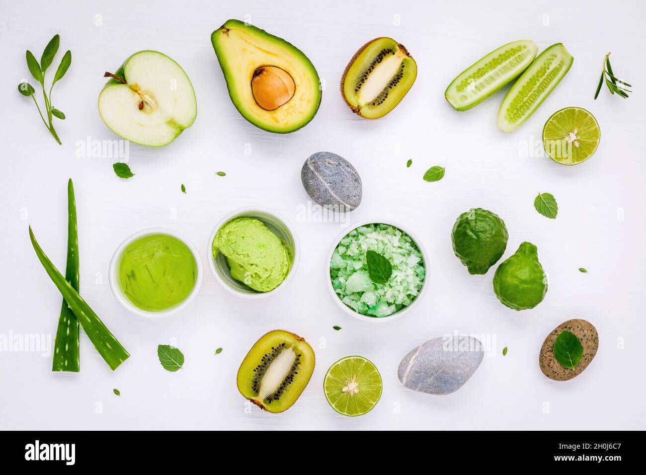 Hausgemachte Hautpflege und Körperpeelings mit grünen natürliche Inhaltsstoffe Aloe vera, Kalk, Gurke, aromatische Salz, grüner Apfel, Minze, Rosmarin, Kiwi und Salbei s Stockfoto