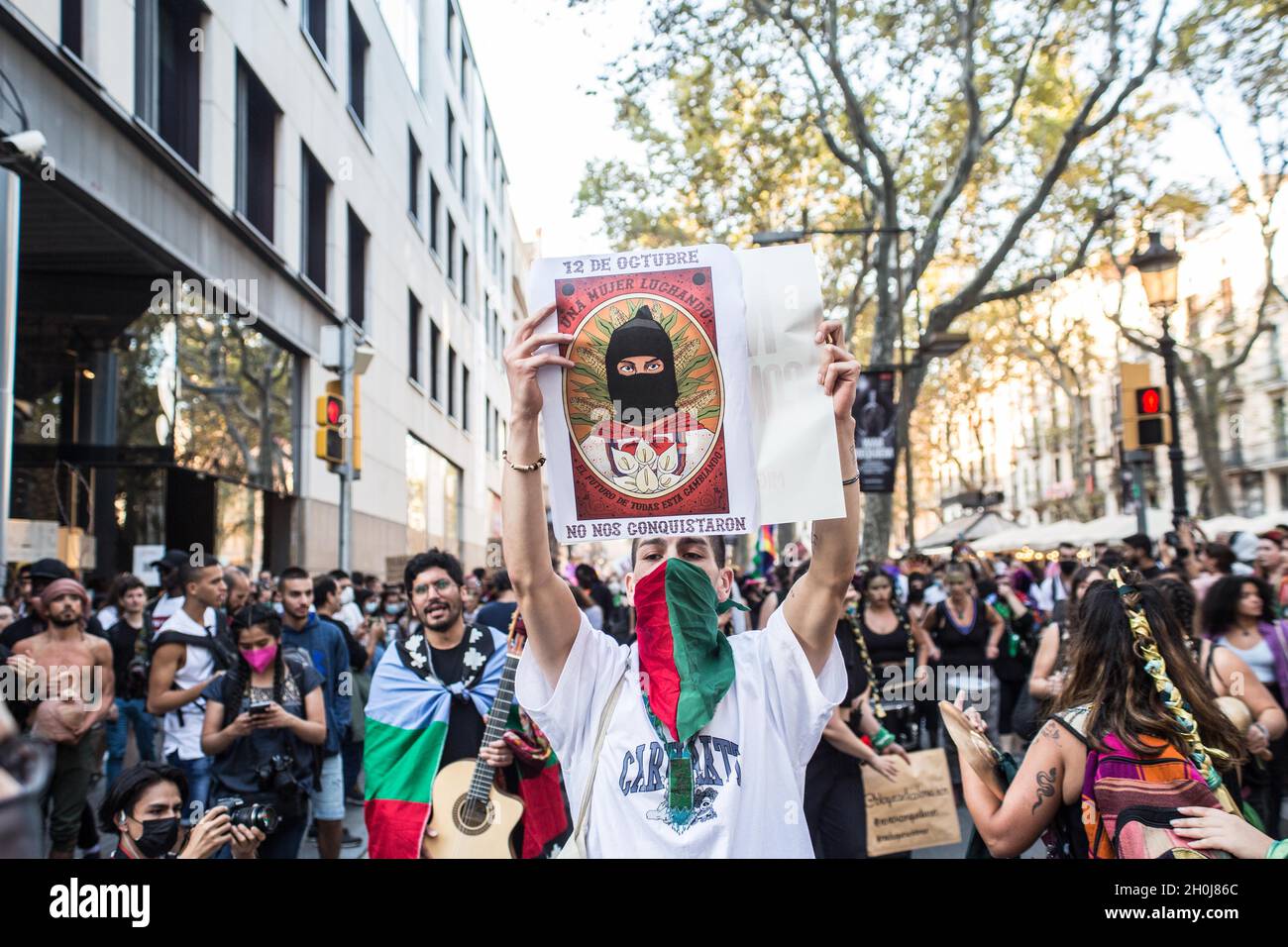 Barcelona, Katalonien, Spanien. Oktober 2021. Die Protestierenden werden mit einem Zeichen gesehen, das besagt, dass sich eine Frau, die gegen die Zukunft aller kämpft, am 12. Oktober ändert, sie werden uns nicht erobern.verschiedene antikolonialistische Gruppen haben eine Demonstration aufgerufen, die die Ramblas von Barcelona zur Statue von Christoph Kolumbus verließ, Mit den Slogans ''Sie werden uns nicht erobern'' und ''nichts zu feiern''. Die Gruppen protestierten gegen die Feier des 12. Oktober, dem Hispanic Day. Verschiedene kulturelle Präsentationen und Aufführungen von Ureinwohnern aus lateinamerikanischen und afrikanischen Ländern wurden durchgeführt. (Kredit Imag Stockfoto