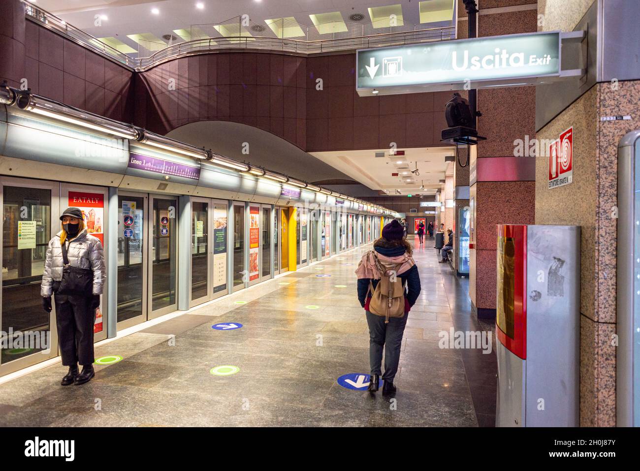 Turin, Italien. Dezember 2020. Leute, die an der Haltestelle Porta Nuova auf die U-Bahn warten. Stockfoto