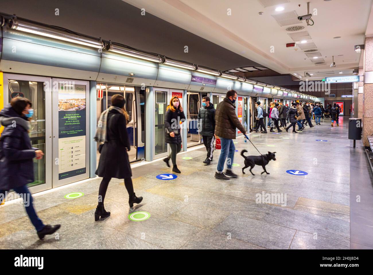 Turin, Italien. Dezember 2020. Die Leute steigen an der Haltestelle Porta Nuova aus der U-Bahn aus. Stockfoto