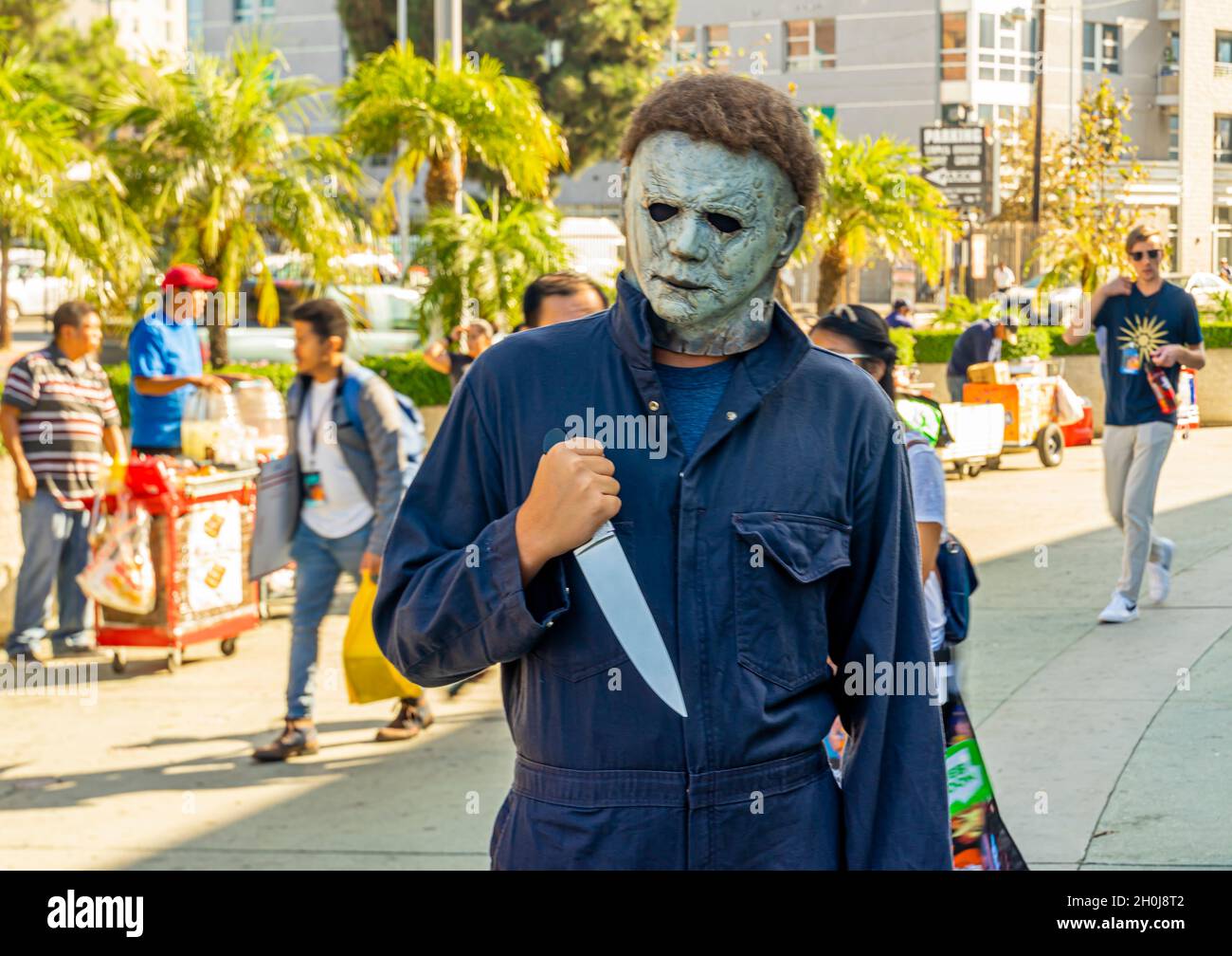 Teilnehmer Cosplayer porträtiert Michael Myers von Halloween-Serie auf der Comic Con in Los Angeles, CA, USA. Halloween-Konzept. Stockfoto