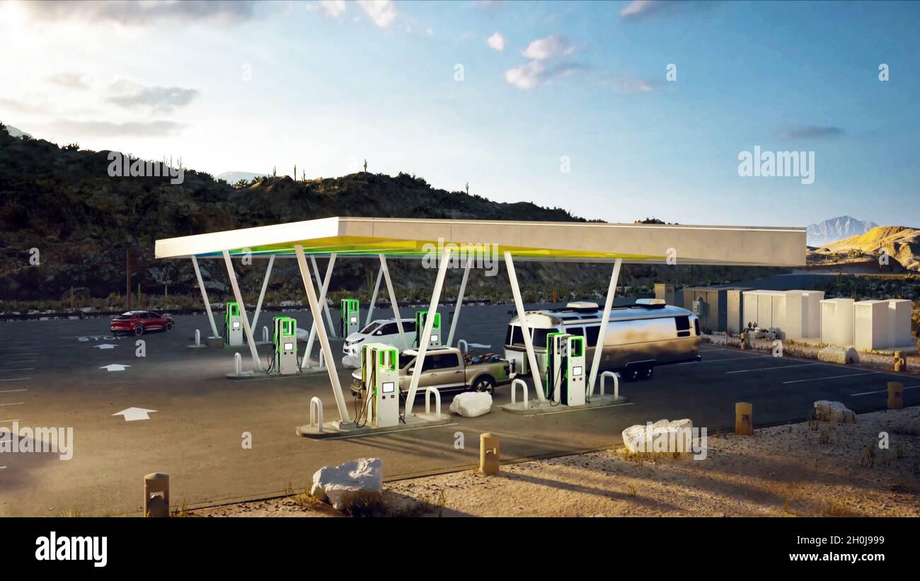 Nahaufnahme einer elektrischen Ladestation mit Elektroautos, die mitten im Berg die Batterien aufladen Stockfoto