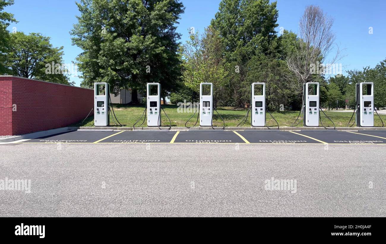 Fernansicht einer Ladestation mit vielen elektrischen Ladegeräten und einem Parkplatz. Stockfoto