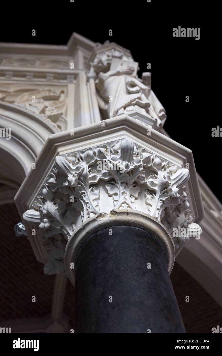 Bogen und Säule aus weißem Marmor in der St. Nicolas-Kirche in Veurne, Flandern, Belgien Stockfoto