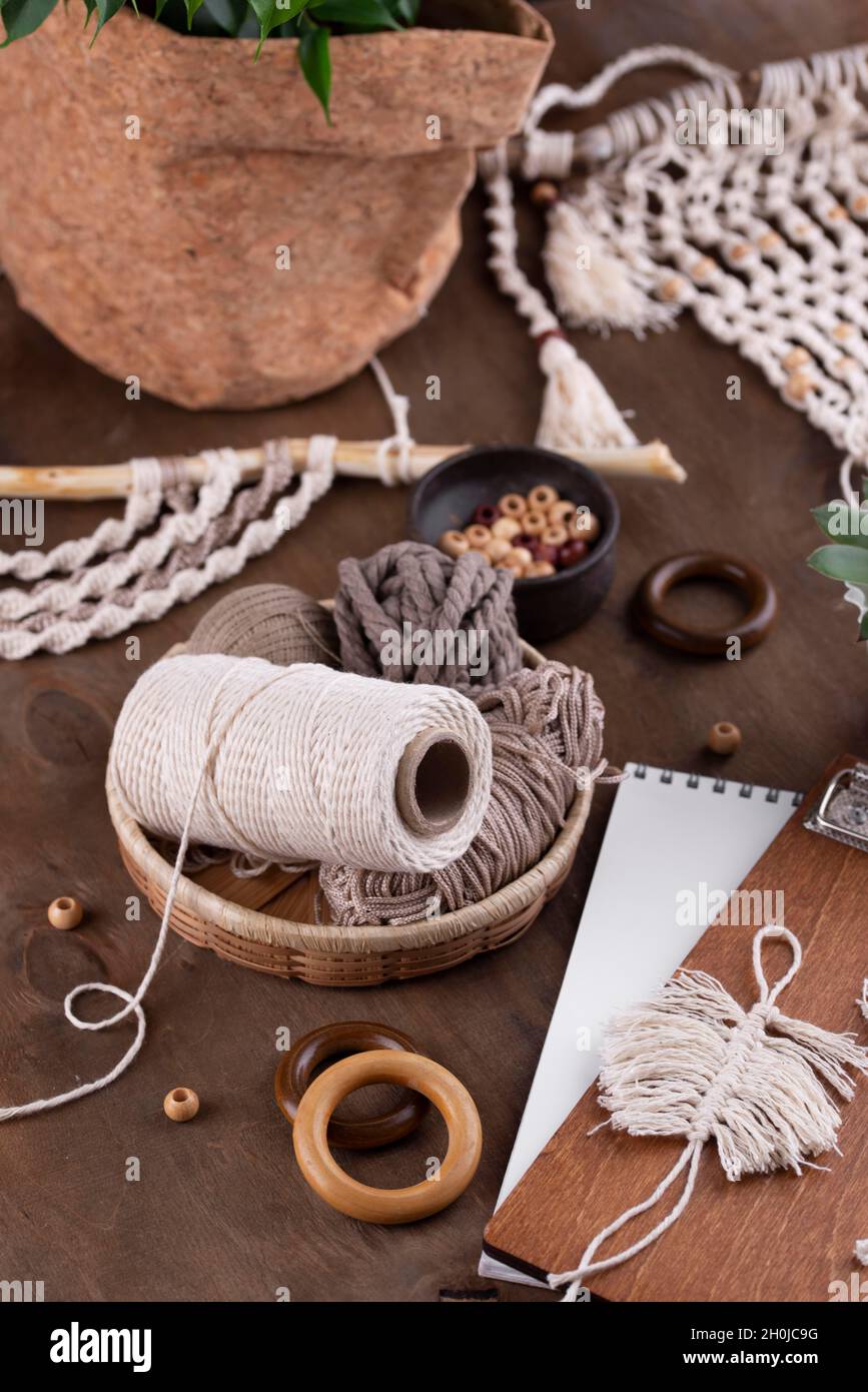 Die Boho Macrame Anordnung drinnen Stockfoto