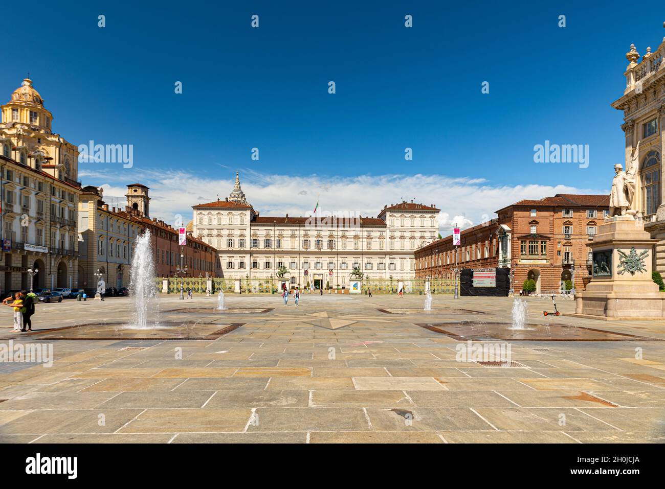 Turin, Italien. Mai 2021. Blick auf den Königspalast und den Piazza Castello Platz im historischen Zentrum der Stadt mit Springbrunnen und einigen Menschen Stockfoto