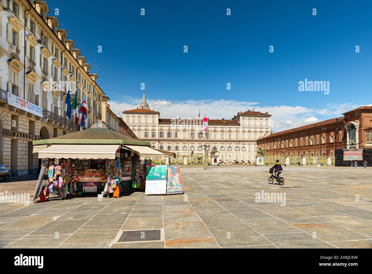 Turin, Italien. Mai 2021. Blick auf den Königspalast und die Piazza Castello im historischen Zentrum der Stadt mit einigen Leuten, die herumlaufen. Stockfoto
