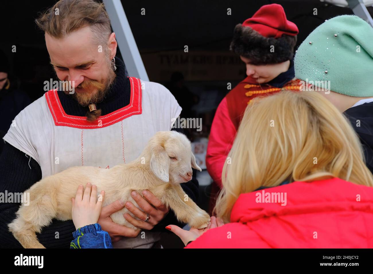 Moskau, Russland. März 2019. Ein Teilnehmer zeigt den Gästen ein kleines Lamm. Das Finale des Kultur- und Sportfestivals des Zentralbezirks der Truppen der russischen Nationalgarde fand im Sportkomplex Luschniki statt. (Foto von Mihail Siergiejevicz/SOPA IMAG/Sipa USA) Quelle: SIPA USA/Alamy Live News Stockfoto