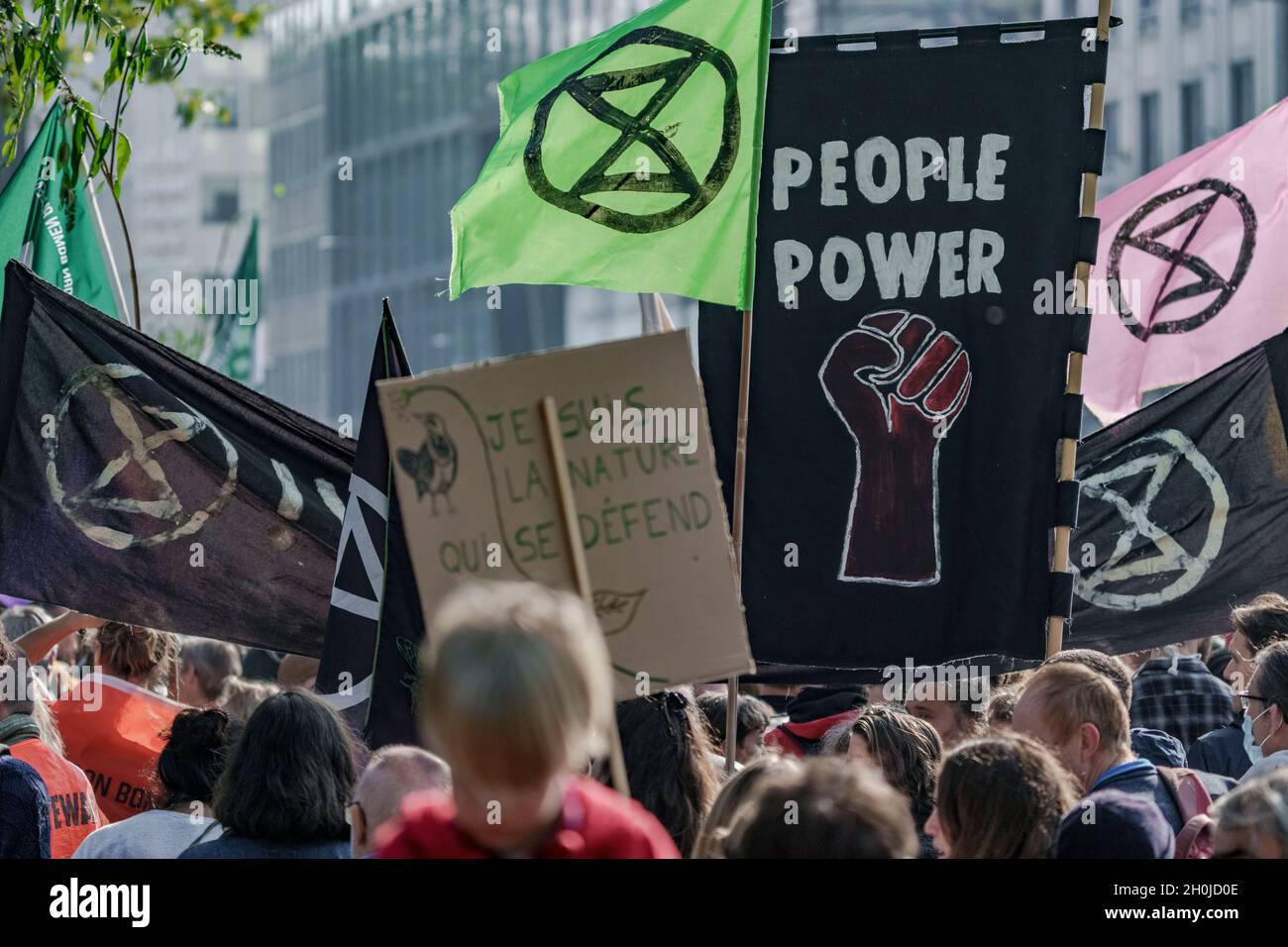 Brüssel, Belgien - Okt. 10. 2021. Zurück zum Klimamarsch. Zehntausende haben sich für dringende Maßnahmen gegen den Klimawandel eingesetzt. Stockfoto