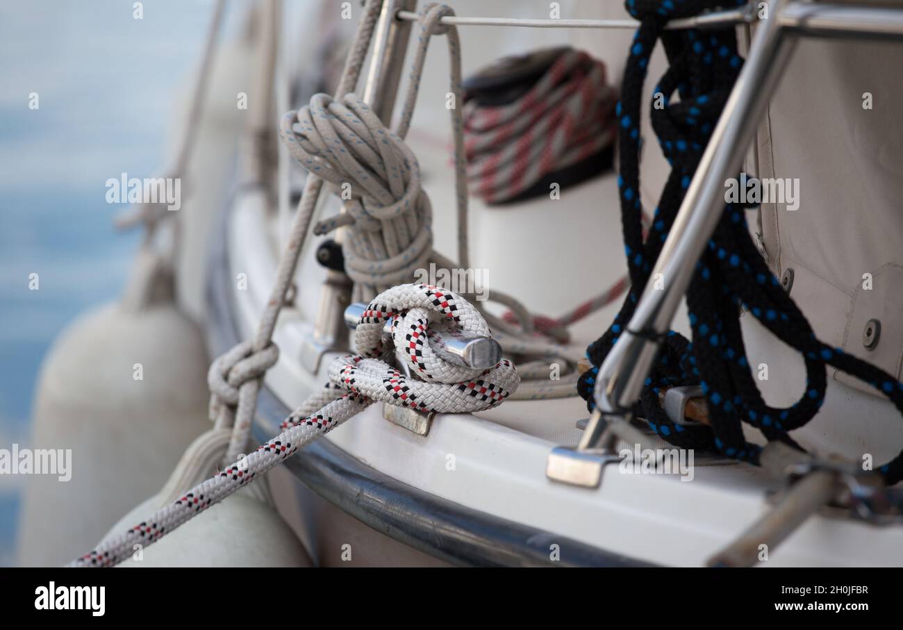 Nahaufnahme der Seile vom Boot, das am Dock befestigt ist Stockfoto