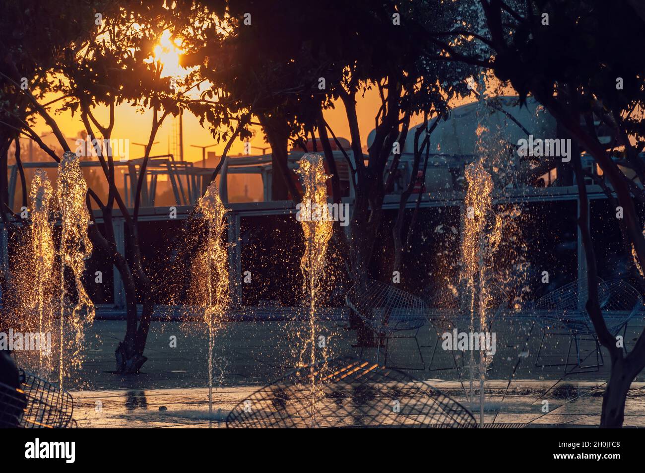 Sonnenuntergang Stadtbrunnen mit gefrorenen Wassertropfen Stockfoto