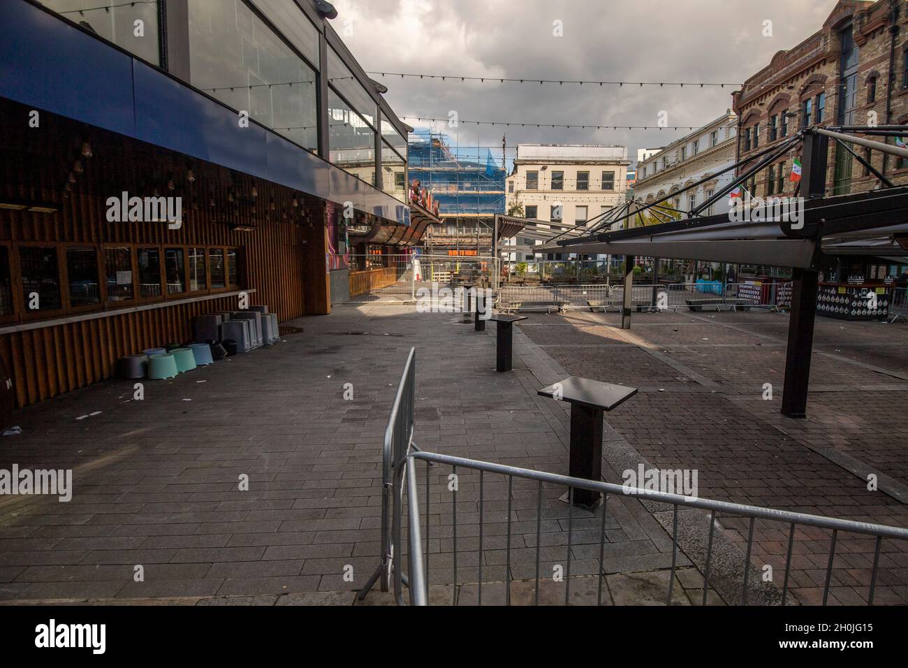 Die Bars auf dem Soho Square sind geschlossen, da die Region in Liverpool, Großbritannien, in eine lokale Sperre der Ebene 3 einstürzt Stockfoto