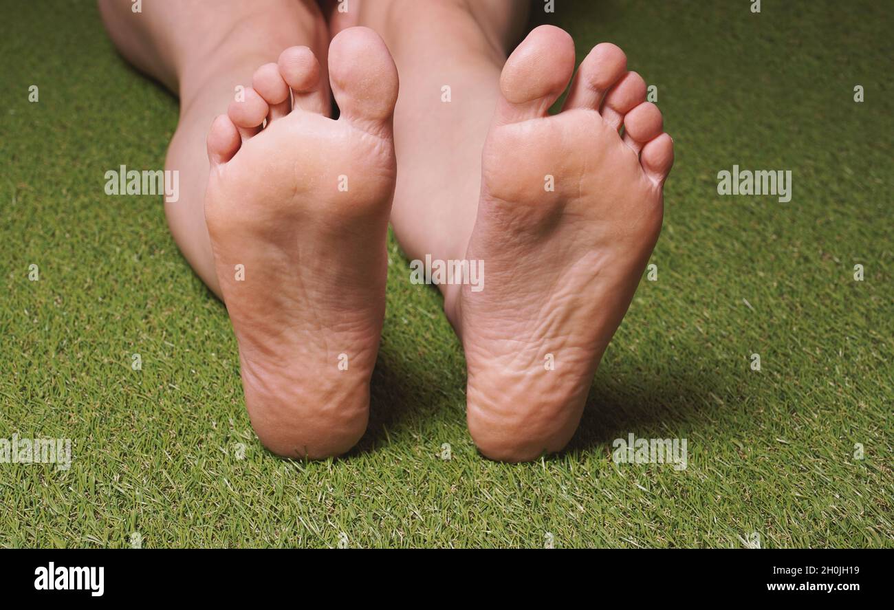 Die Fußsohlen der barfüßigen weiblichen Person Stockfoto