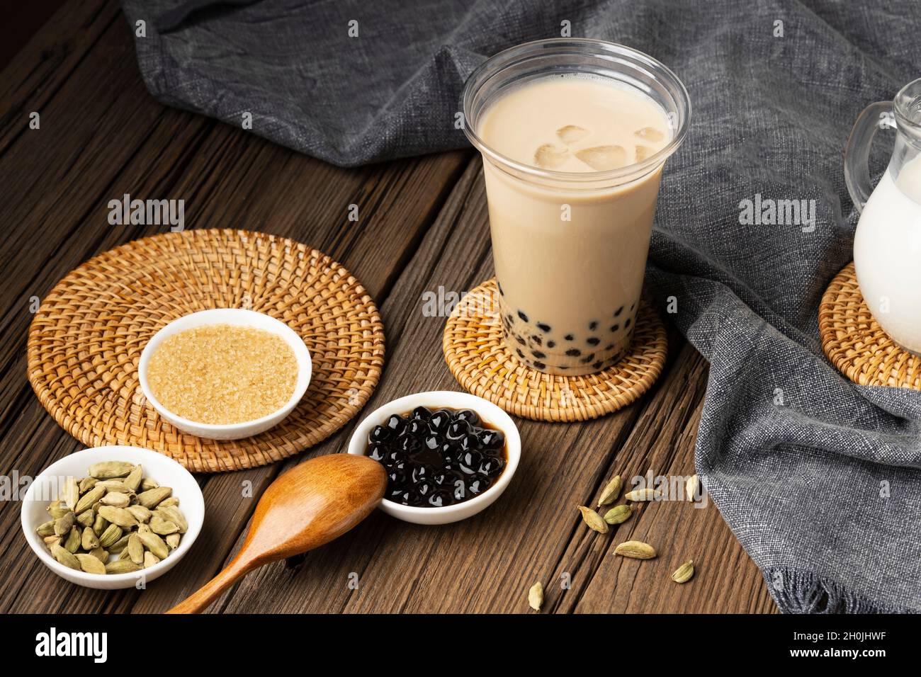 Arrangement mit köstlichem traditionellen thai-Tee Stockfoto