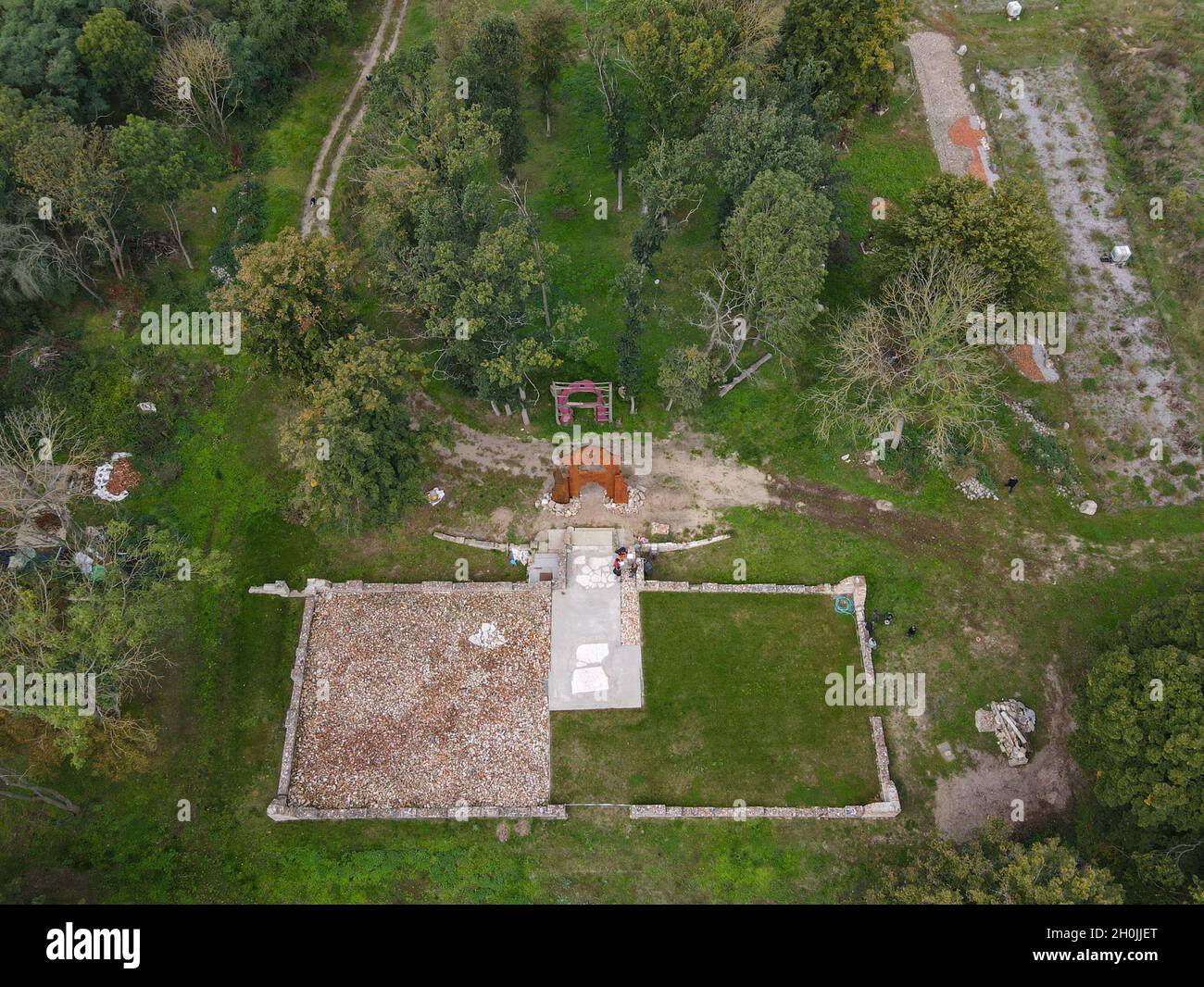 Klessin, Deutschland. Oktober 2021. Symbolisch markiert ein Stahlportal den Eingang zum ehemaligen Gutshaus Klessin, das Teil der neuen Gedenkstätte und Gedenkstätte ist (Luftaufnahme mit Drohne). Der Oderbruch ist für die schwersten Schlachten des Zweiten Weltkriegs auf deutschem Boden bekannt. Das zeigt sich besonders rund um das ehemalige Klessin-Anwesen. Dort werden seit Jahren Kriegstote geborgen. Zwei Verbände arbeiten daran, die Ereignisse des Frühlings 1945 zum Leben zu erwecken. Quelle: Patrick Pleul/dpa-Zentralbild/dpa/Alamy Live News Stockfoto