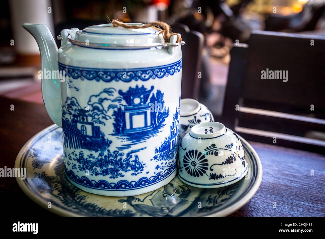 Asiatische Teedose in Blau und Weiß und passende Tassen. Stockfoto