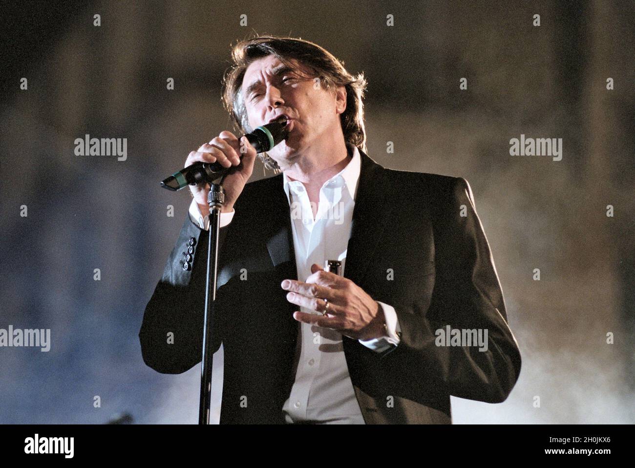 Napoli Italien 2002-05-28 : Bryan Ferry in Konzert während der musikalischen Veranstaltung Festivalbar 2002 Stockfoto