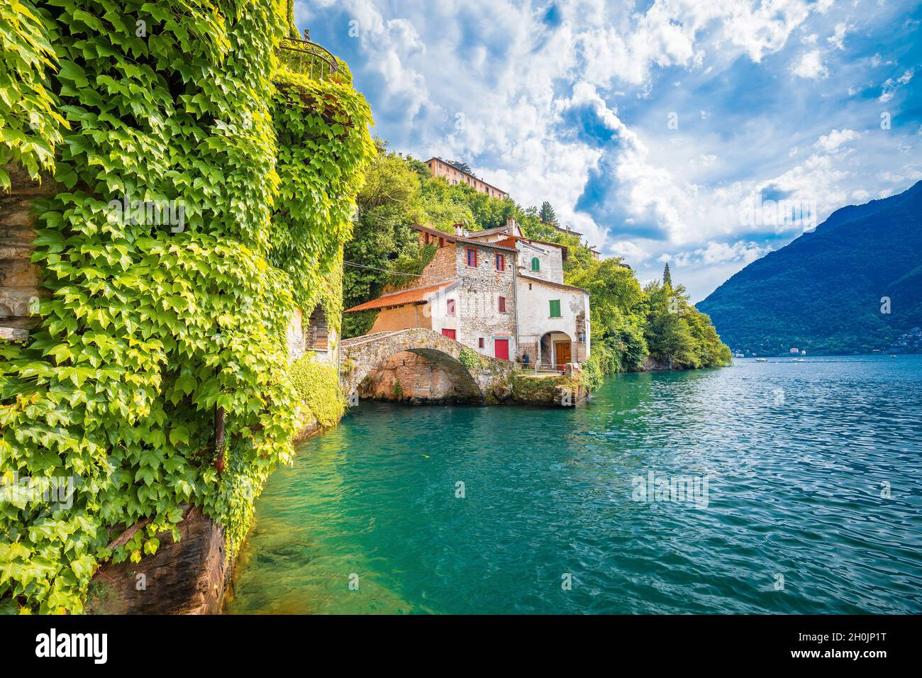 Stadt Nesso historische Steinbrücke und malerischen Blick auf den See, Como See, Lombardei Region von Italien Stockfoto