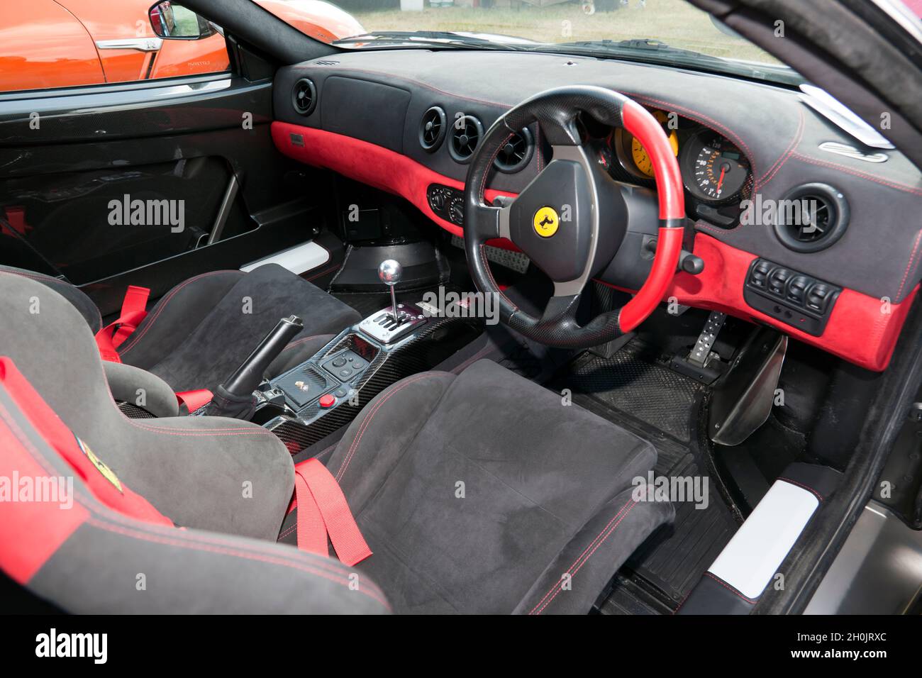 Cockpit eines seltenen Ferrari 360 Challenge Stradale, ausgestellt auf der London Classic Car Show 2021 Stockfoto