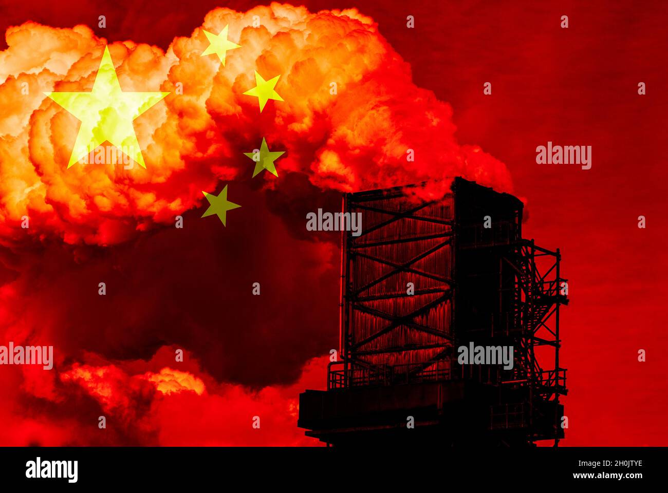 Flagge Chinas mit Stahlwerk Hochofen/Koksofen Bild überlagert. Globale Erwärmung, Klimawandel, Kohlenstoffemissionen, Kohle, fossile Brennstoffe... Konzept Stockfoto